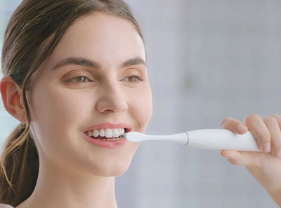 电动牙刷刷牙