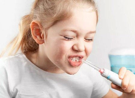 儿童使用冲牙器.jpg